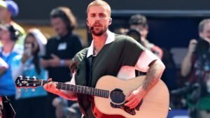Justin Bieber Plays Surprise Acoustic Set at LA’s MacArthur Park: Watch