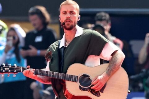 Justin Bieber Plays Surprise Acoustic Set at LA’s MacArthur Park: Watch